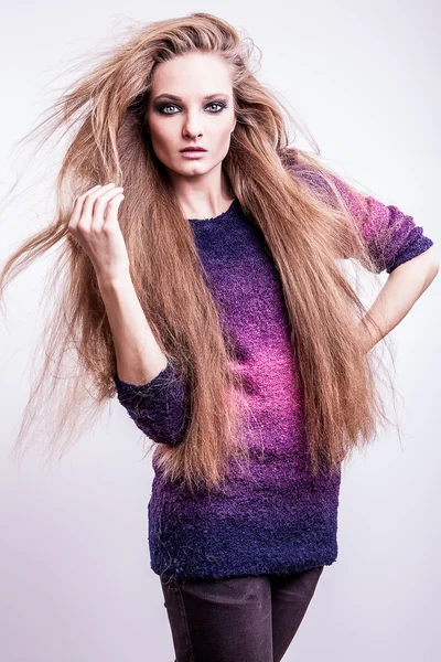 Junge sinnliche Modell Mädchen posieren im Studio — Stockfoto