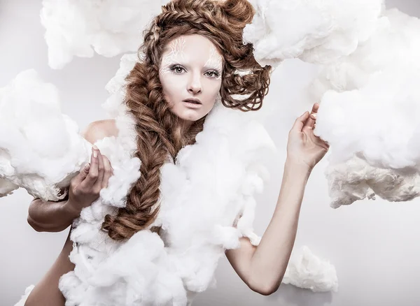 Hermosa cara femenina joven con maquillaje blanco de moda —  Fotos de Stock