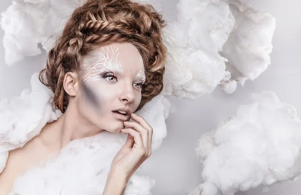 Mooie jonge vrouwelijke gezicht met mode witte make-up — Stockfoto