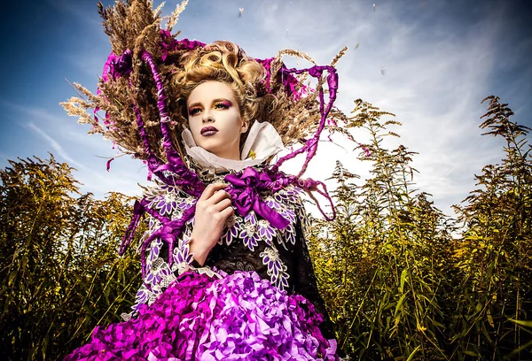 Gedramatiseerde afbeelding van sensuele meisje symboliseert herfst — Stockfoto