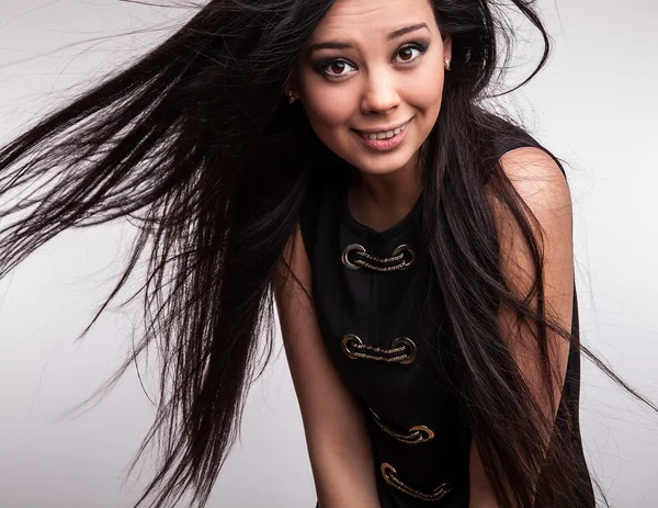 Menina Oriental bonita nova em vestido preto elegante — Fotografia de Stock