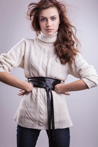 Belle femme pose en studio — Photo