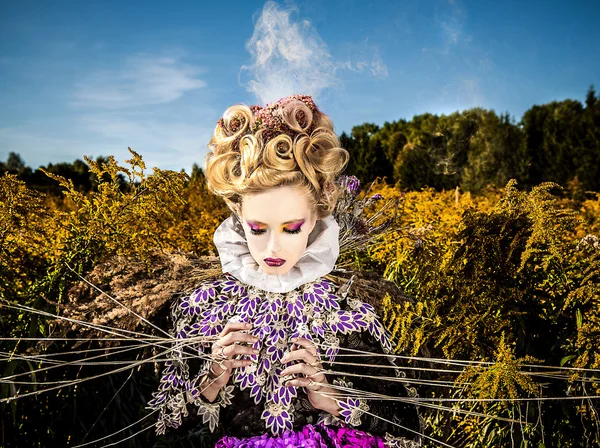 Immagine drammatizzata della ragazza sensuale che simboleggia l'autunno — Foto Stock