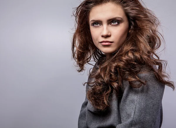 Hermosa mujer en un vestido de moda — Foto de Stock