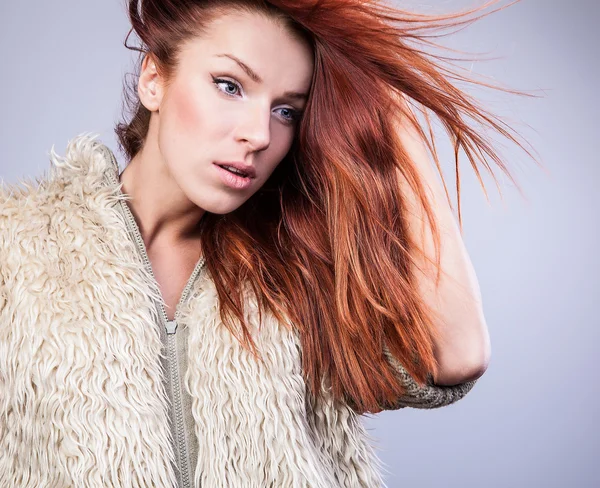 Szexi vörös hajú fiatal nő — Stock Fotó