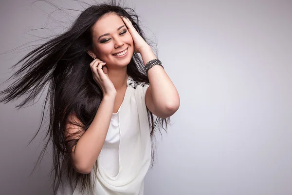 Hermosa mujer posando en Studio — Foto de Stock