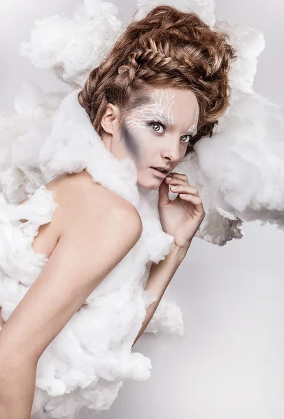 Hermosa cara femenina joven con maquillaje blanco de moda — Foto de Stock