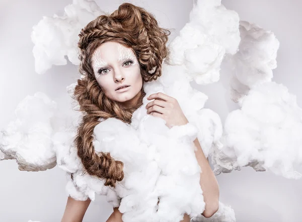 Hermosa cara femenina joven con maquillaje blanco de moda —  Fotos de Stock