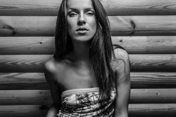 Retrato en blanco y negro de una hermosa mujer —  Fotos de Stock