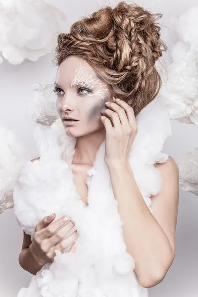 Hermosa cara femenina joven con maquillaje blanco de moda — Foto de Stock