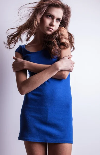 Mulher jovem bonito em vestido azul elegante — Fotografia de Stock