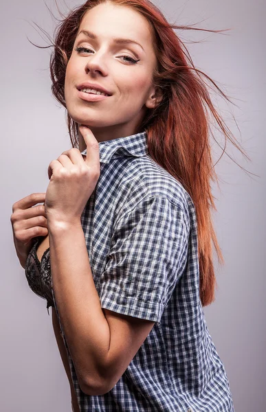 Προκλητικός redhead νεαρή γυναίκα — Φωτογραφία Αρχείου