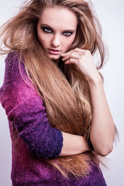 Jonge sensuele model meisje pose in studio — Stockfoto