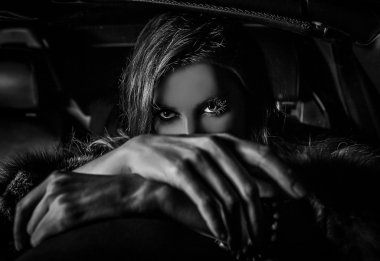 lüks kadın arabada.