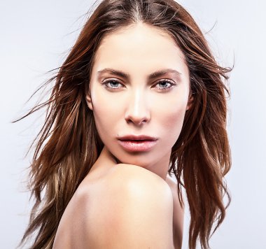 genç, güzel bir kadın. seksi model poz. çekici bir kız güzellik çekimi.