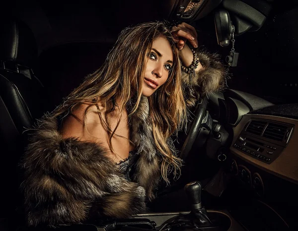 Luxusní žena v autě. — Stock fotografie