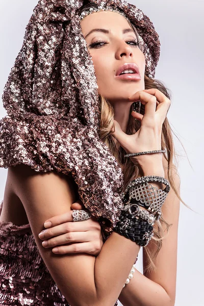 Luxe & schoonheid vrouw in een modieuze kleding. — Stockfoto