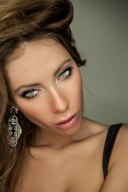 Genç bir güzelliğin portresi. Yakın plan fotoğraf..