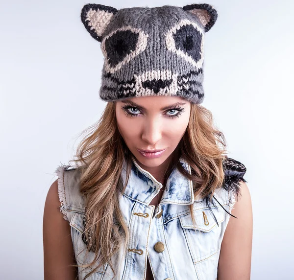 Νεαρό μοντέλο αισθησιακή γυναίκα γάτα καπέλο θέτουν σε στούντιο. — Φωτογραφία Αρχείου