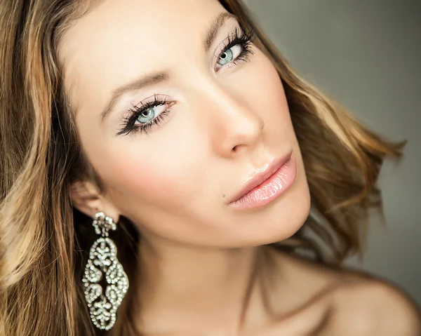 Retrato de uma jovem beleza. Foto de close-up . — Fotografia de Stock