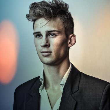 çok renkli dijital boyalı görüntü zarif genç yakışıklı bir adam portresi.