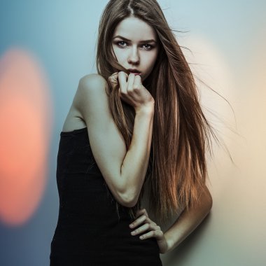 Genç şehvetli model kız. Renkli resim stüdyosu fotoğrafı.