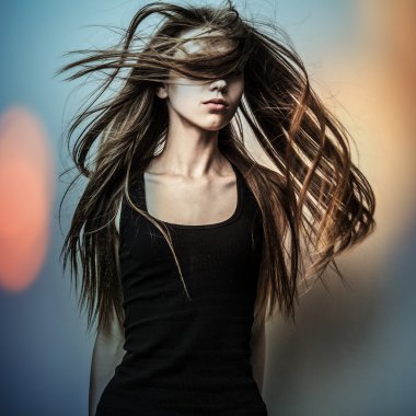 Genç şehvetli model kız. Renkli resim stüdyosu fotoğrafı.