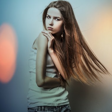 Genç şehvetli model kız. Renkli resim stüdyosu fotoğrafı.