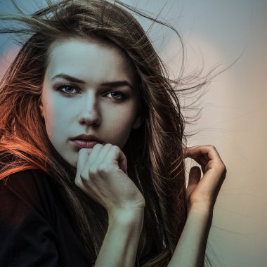 Genç şehvetli model kız. Renkli resim stüdyosu fotoğrafı.