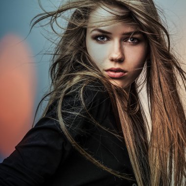 Genç şehvetli model kız. Renkli resim stüdyosu fotoğrafı.