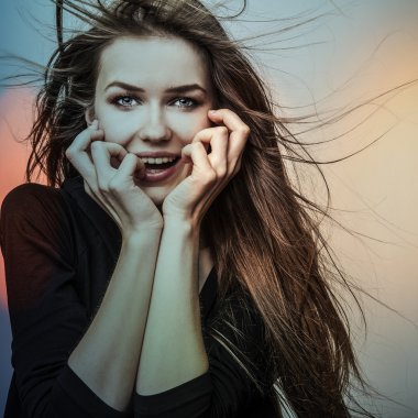 Genç şehvetli model kız. Renkli resim stüdyosu fotoğrafı.