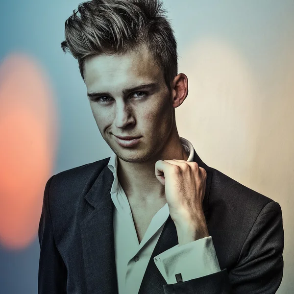 Mehrfarbig digital gemaltes Porträt eines eleganten jungen, gutaussehenden Mannes. — Stockfoto