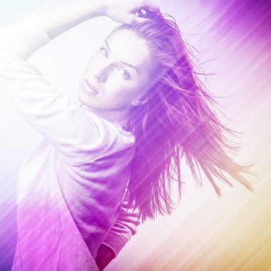 güzel moda kadın. renkli yüzü pop sanat fotoğraf pembe tonlu.