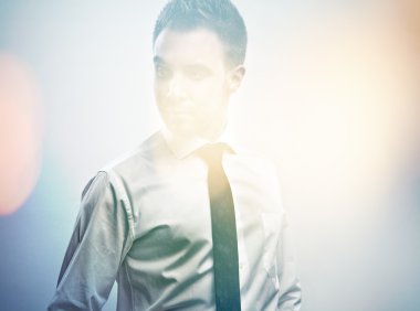 şık genç yakışıklı bir model. çok renkli dijital boyalı görüntü portre çekici genç işadamı.