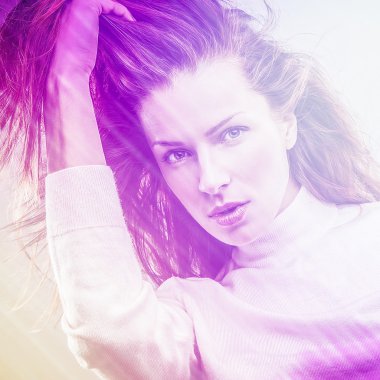 güzel moda kadın. renkli yüzü pop sanat fotoğraf pembe tonlu.