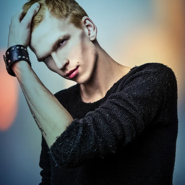 Elégant jeune homme aux cheveux roux beau. Portrait peint numérique multicolore des hommes visage . — Photo