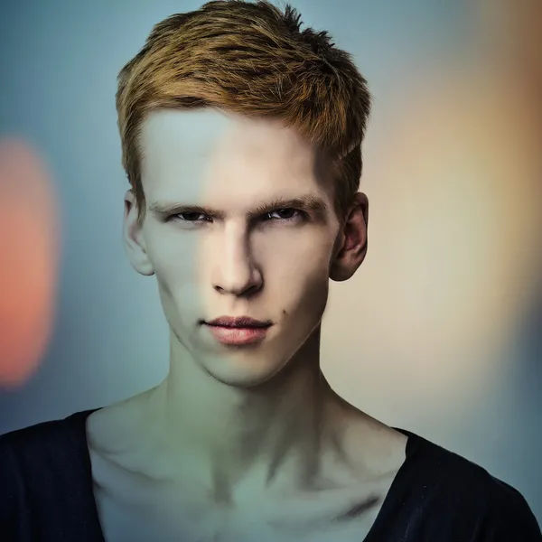 Элегантный молодой рыжий красавчик. Многоцветный цифровой портрет с изображением мужского лица . — стоковое фото
