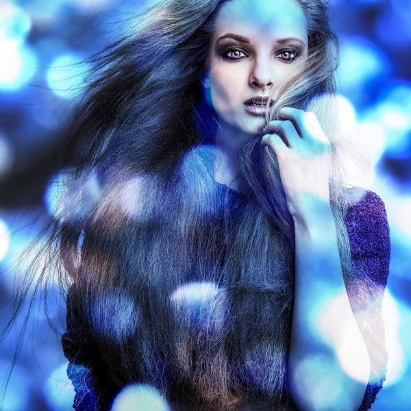 Bella donna di moda. Colore viso pop art foto tonica blu . — Foto Stock