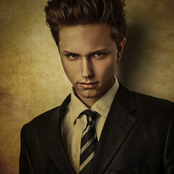 Elegante jovem bonito homem em traje.. Grunge estilo digital pintado retrato de imagem de homens rosto . — Fotografia de Stock