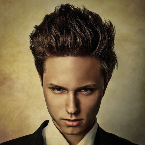 Elegante jonge knappe man in kostuum...grunge stijl digitale geschilderd afbeelding portret van mannen gezicht. — Stockfoto