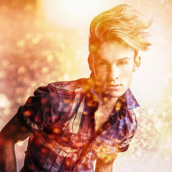 Retrato de imagem pintado digital multicolorido de homem bonito jovem elegante . — Fotografia de Stock