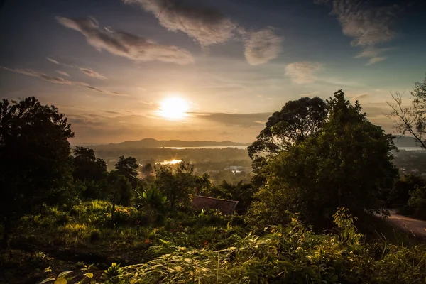 Krajobraz wyspy tropikalne z idealny wschód słońca niebo. Tajlandia - phuket. — Zdjęcie stockowe