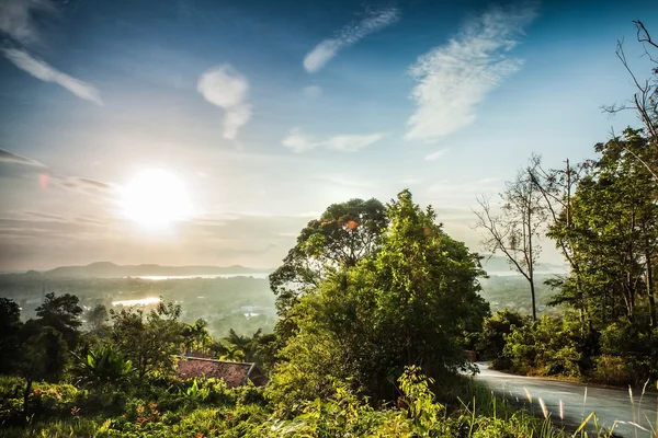 Landskap av tropisk ö med perfekt sunrise himmel. Thailand - phuket. — Stockfoto