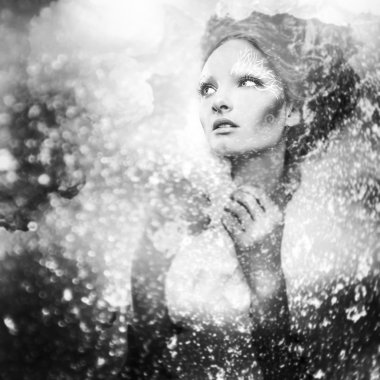 muhteşem saç karış havada dolaşıp ile romantik bir güzellik. kadın yüzü boyalı dijital siyah-beyaz portre.