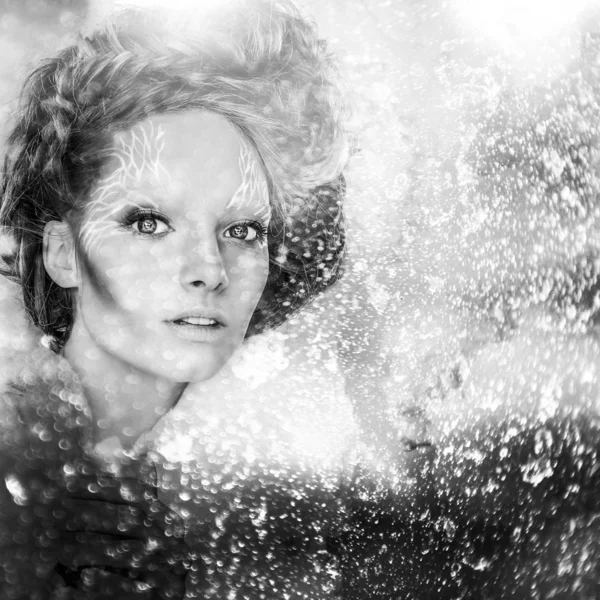 Romantische Schönheit mit prachtvollem Haar, das in Wolken wandert. digital bemaltes Schwarz-Weiß-Porträt von Frauengesicht. — Stockfoto