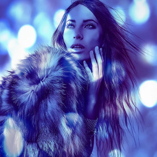 Красивая модная женщина. Цвет лица поп-арт фото тонированный синий . — стоковое фото