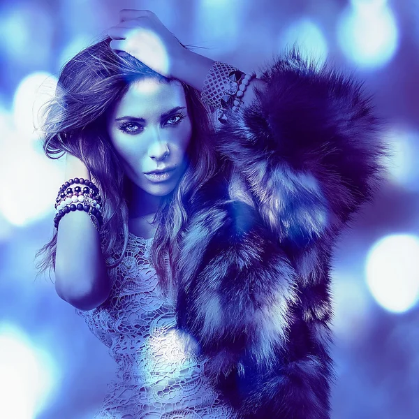 Güzel moda kadın. yüz pop art tonda fotoğraf mavi renk. — Stockfoto