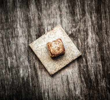 Woden arka metal detay.