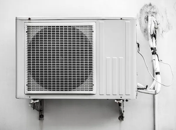 Condizionatore d'aria sulla parete delle tavole . — Foto Stock