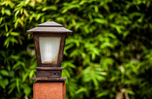 Lámpara vieja sobre fondo de hoja. Detalles de Jardín asiático . —  Fotos de Stock